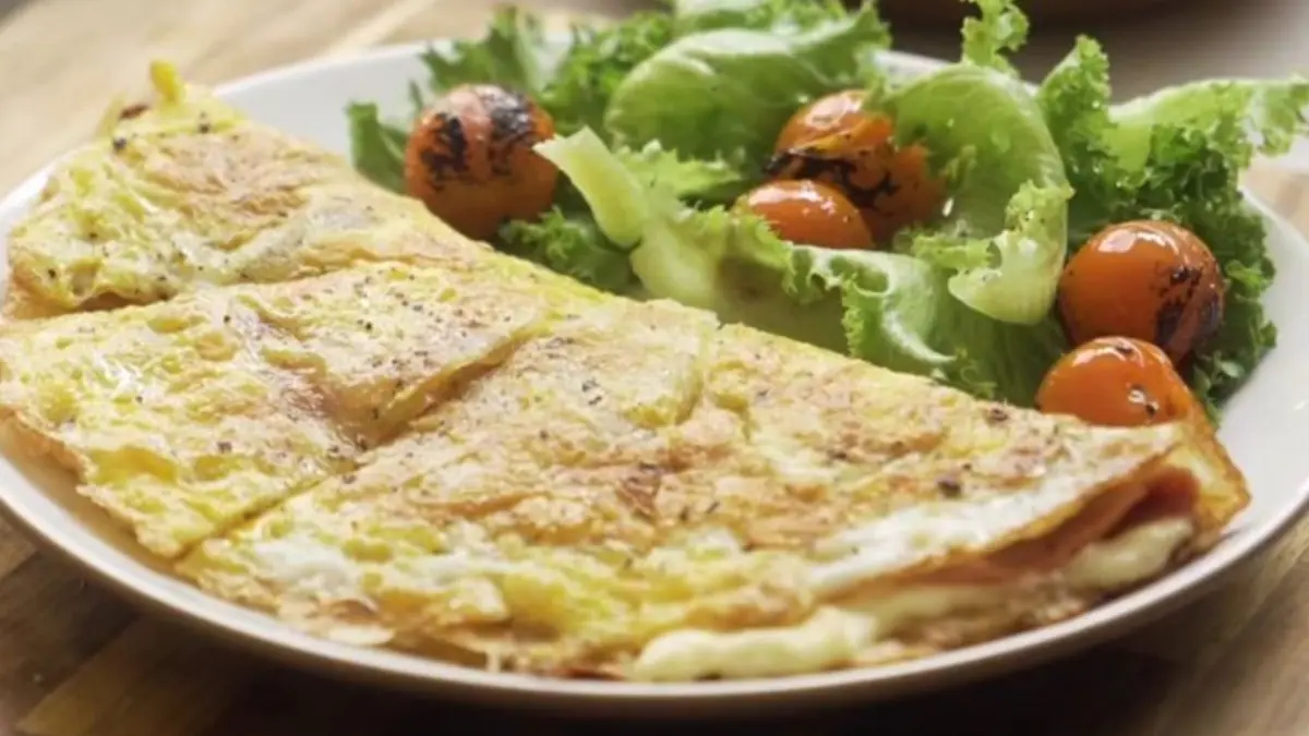 Potret potato omelette simpel dengan kentang, telur, smoked beef, dan keju lumer. (Instagram: @martinpraja)