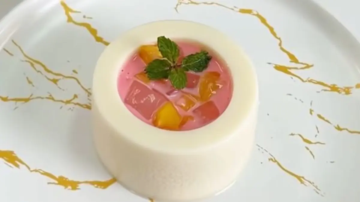 Potret puding lapis kopyor creamy dengan vla cocopandan lembut dan jelly segar. (Instagram: @redbellgroup_id)