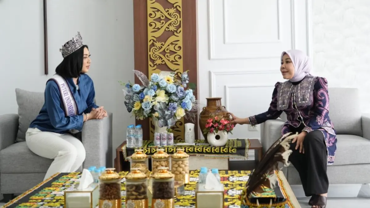 PROMOSIKAN BUDAYA: Ketua TP-PKK Kaltara Rahmawati Zainal, menerima kunjungan kehormatan Putri Indonesia Kebudayaan, Nilam Onasis Sahputri. (DKISP KALTARA)