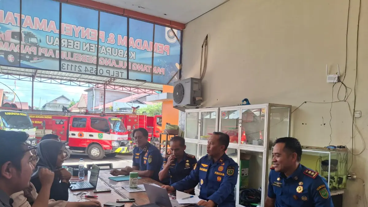 TUNGGU PEMETAAN: Disdamkarmat Berau masih menunggu proses pembagian ruang-ruang kerja, sehingga sementara waktu sebagian pegawai di Disdamkarmat bekerja di ruangan terbuka. (SENO/BP)