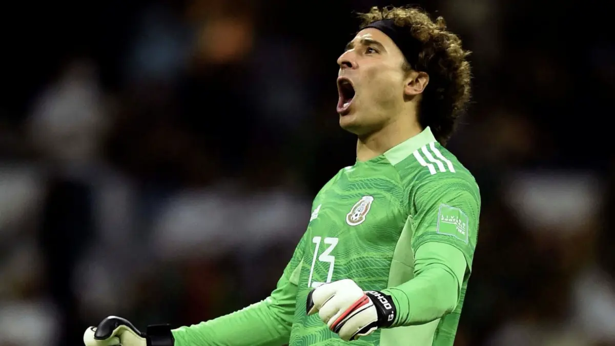 ALFREDO ESTRELLA/AFP PEMIMPIN EL TRI: Kiper Meksiko Guillermo Ochoa berpeluang menorehkan Piala Dunia kali kelima di Qatar tahun ini.
