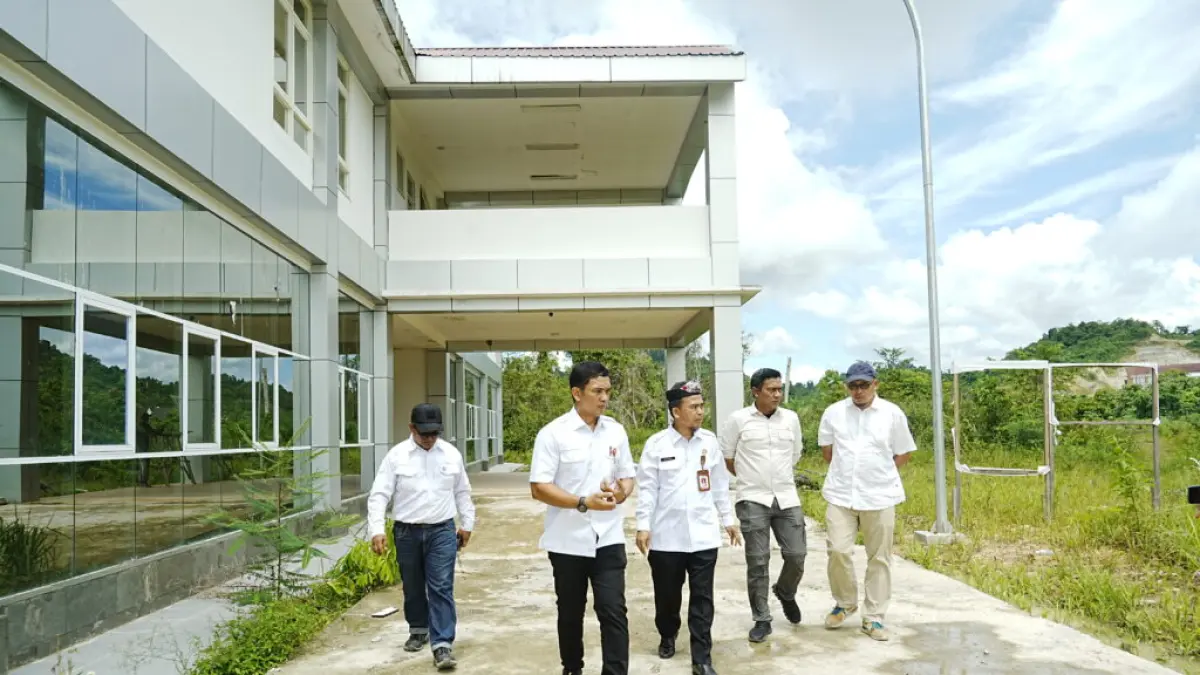 BANGUNAN BARU: Sekprov Kaltara Denny Harianto, meninjau langsung Gedung Baru BPSDM Kaltara di kawasan Kota Baru Mandiri (KBM), Rabu (3/6) lalu. (DKISP KALTARA)