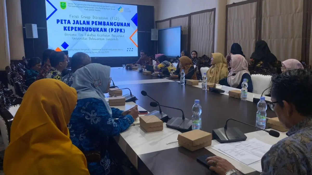FGD: Penyusunan dokumen peta jalan pembangunan kependudukan Kabupaten Berau tahun 2025-2029, di ruang rapat Kakaban Setkab Berau, Kamis (3/6). (IZZA/BP)
