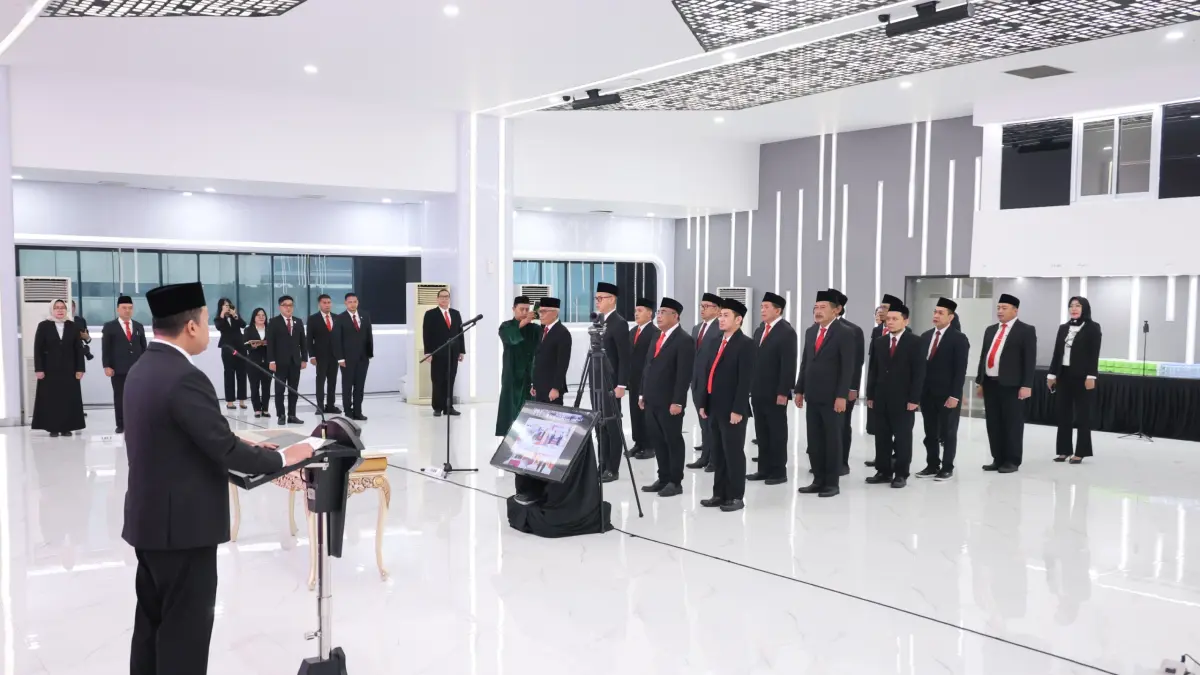 LANTIK PEJABAT BARU: Menteri ATR/BPN Nusron Wahid saat melantik dan mengambil sumpah jabatan 130 pejabat baru di Aula Prona Kementerian ATR/BPN, Jakarta, guna memperkuat organisasi dan mempercepat kualitas layanan pertanahan.