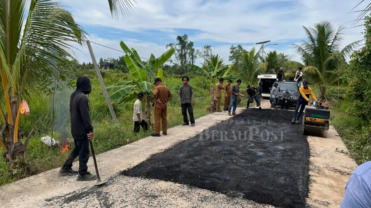 LEBIH NYAMAN: Beberapa ruas jalan di Kampung Pulau Besing diperbaiki oleh TRC DPUPR Berau untuk meningkatkan rasa nyaman pengendara dan memberi rasa aman. (SENO/BP)