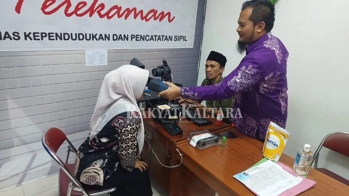 PELAYANAN KTP: Pelayanan permohonan e-KTP di Disdukcapil Tarakan kembali normal pasca gangguan. (SEPTIAN ASMADI/HRK)