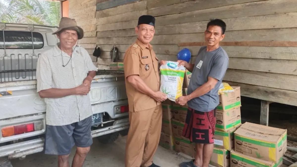 PENYERAHAN: Bantuan jagung hibrida dari APBN mulai disalurkan DTPHP Berau kepada 57 kampung yang ada di Berau. (KAMPUNG SUKAN TENGAH UNTUK BERAU POST)