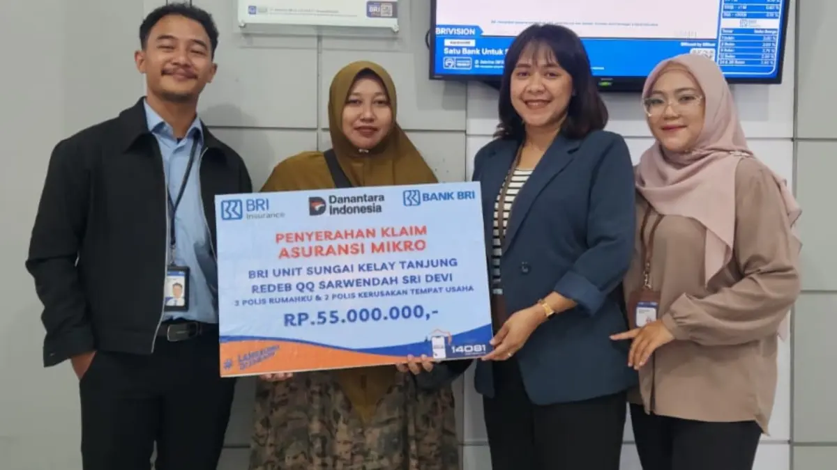 SERAHKAN KLAIM ASURANSI: BRI Unit Sungai Kelay Kantor Cabang Tanjung Redeb menyerahkan klaim Asuransi Mikro Rumahku dan Kerusakan Tempat Usaha secara simbolis kepada nasabah yang terdampak musibah.