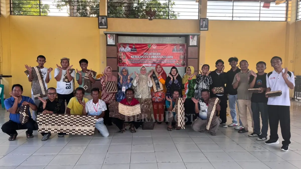 TINGKATKAN KEMAMPUAN: Pelatihan Kerajinan Limbah Kelapa yang digelar Diskoperindag Berau diikuti para pelaku usaha dan pengrajin di Kecamatan Pulau Derawan. (SENO/BP)