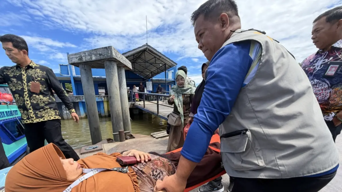 KEPEDULIAN: Asisten Bidang Pemerintahan dan Kesejahteraan Rakyat Setdaprov Kaltara, Datu Iqro Ramadhan (kanan) mengantarkan pemulangan seorang warga yang terlantar.&nbsp; (DKISP KALTARA)
