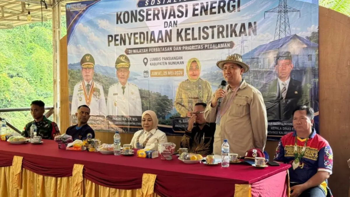 PLTS: Kepala Dinas ESDM Kaltara, Yosua Batara Payangan (berdiri) beri sambutan saat Sosialisasi Konservasi Energi dan Penyediaan Kelistrikan di wilayah perbatasan dan prioritas pedalaman di Kecamatan Lumbis Pansiangan. (DKISP KALTARA)