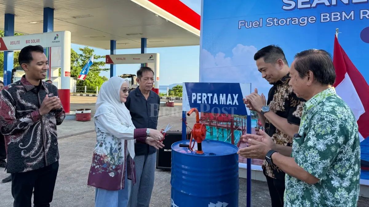 SALURKAN FUEL STORAGE: Pertamina Patra Niaga hadirkan fasilitas penyimpanan BBM yang lebih aman, praktis, dan sesuai standar operasional di Pulau Maratua. (MARNI/BP)