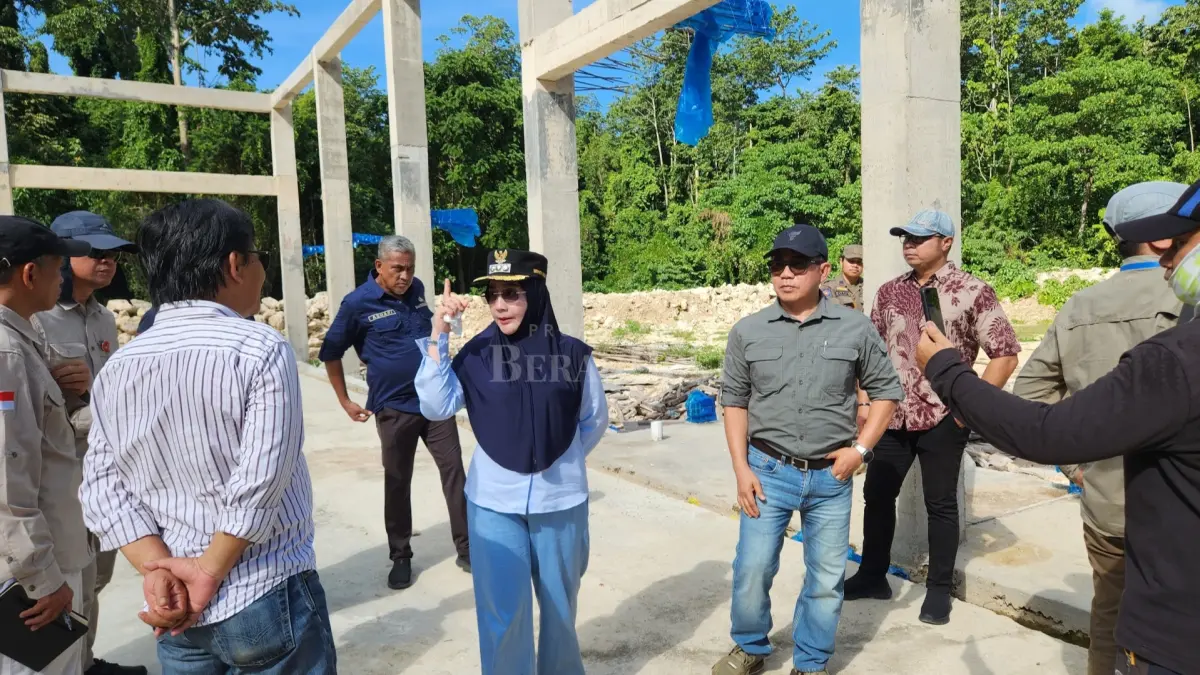 SEGERA BEROPERASI: Bupati Berau, Sri Juniarsih, targetkan pengoperasian TPS Terpadu Maratua tahun ini untuk penanggulangan sampah di Pulau Maratua.&nbsp;(MARNI/BP)