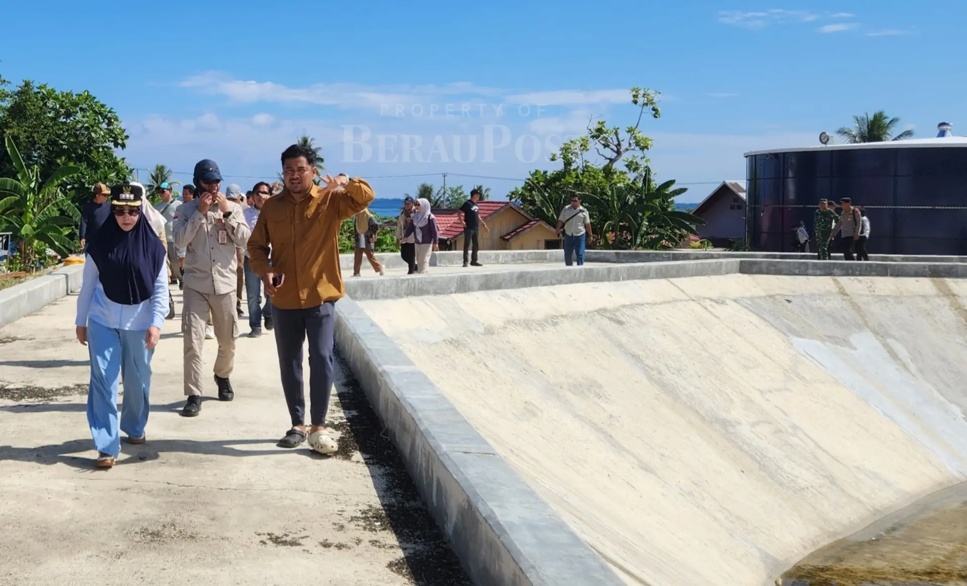 TINJAU EMBUNG: Bupati Berau, Sri Juniarsih, didampingi Kabid SDA dan Kabid AMPL DPUPR Berau menengok kondisi embung air di Maratua. (MARNI/BP)