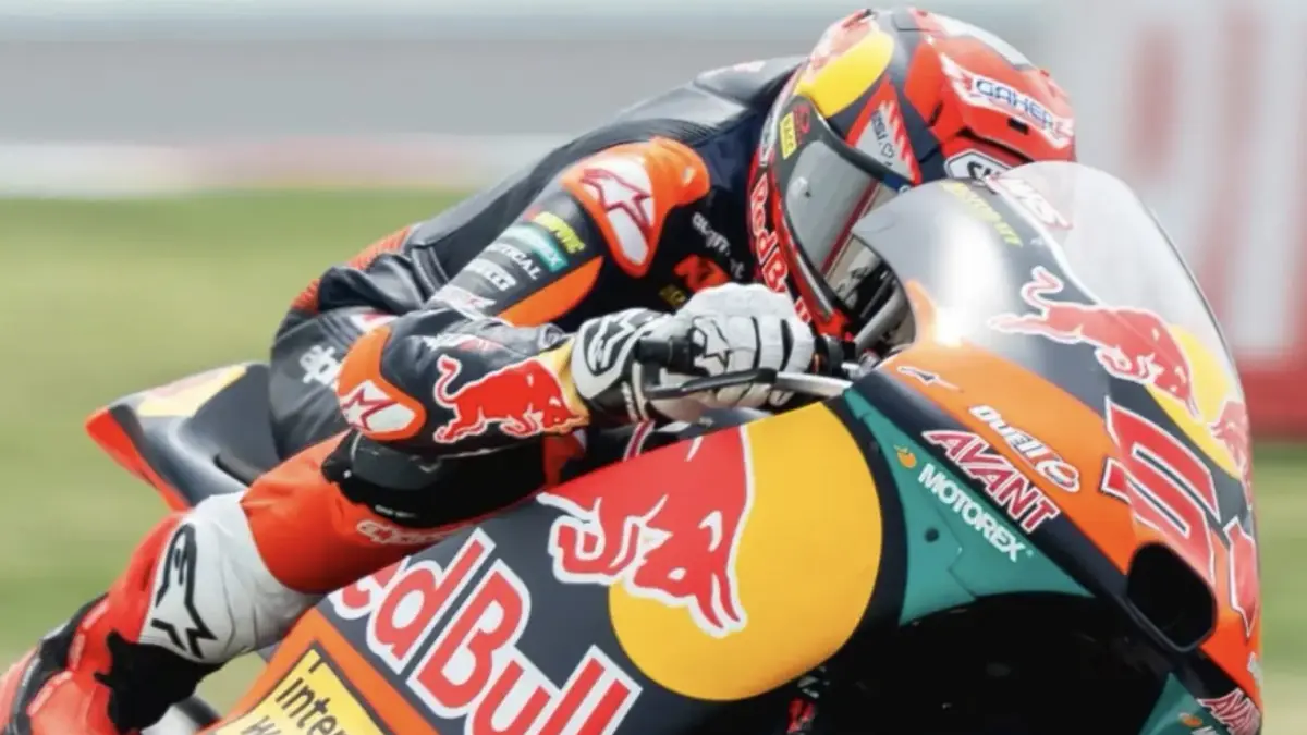 Brian Uriarte tetap diklasifikasikan finis keempat Moto3 Hungaria 2026 meski terlibat kecelakaan pada lap terakhir yang memicu red flag. (Instagram: @brianuriarte51)