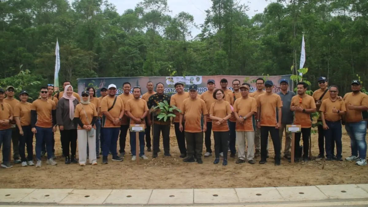 KOLABORASI: PT Pamapersada Nusantara, Universitas Gadjah Mada, Kemenhut dan Otorita IKN laksanakan “Hijaukan Nusantara” melalui penanaman pohon di kawasan Eco - Edu Forest. (PT PAMAPERSADA UNTUK BERAU POST)