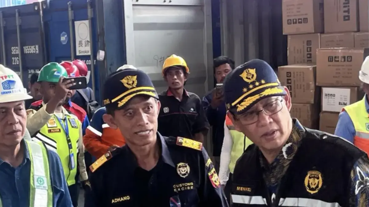 Menteri Keuangan (Menkeu) Purbaya Yudhi Sadewa (paling kanan) dalam agenda kunjungan kerja ke Bea dan Cukai Tanjung Priok di Jakarta, Sabtu (6/6/2026). ANTARA

