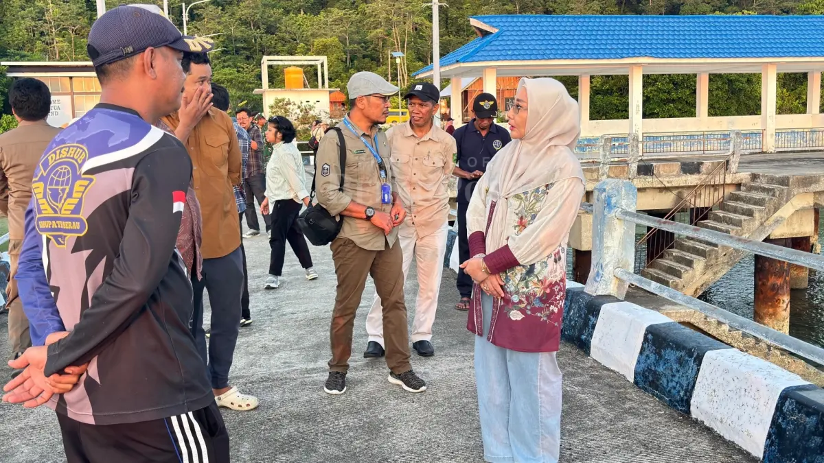 OPTIMALKAN INFRASTRUKTUR: Bupati Berau Sri Juniarsih, meninjau Dermaga Maratua dan lokasi abrasi di Kampung Payung-Payung, Kecamatan Maratua, sebagai bagian dari upaya penguatan infrastruktur wilayah kepulauan. (MARNI/BP)