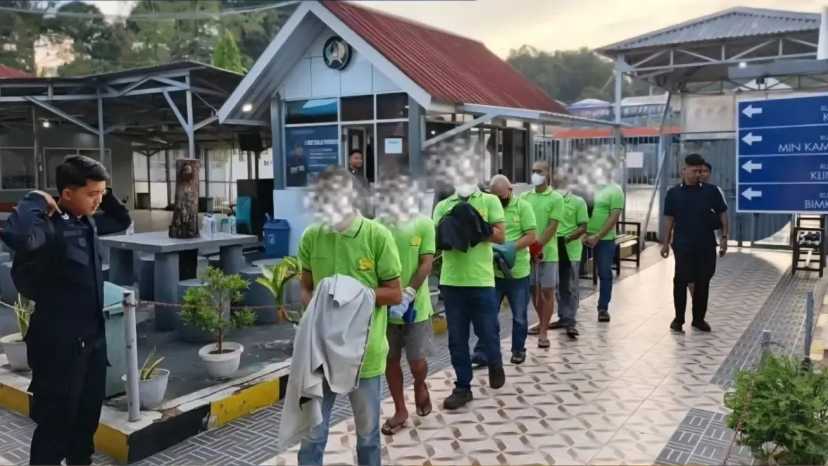 PEMINDAHAN NARAPIDANA: Tujuh orang narapidana Lapas Kelas II A Tarakan dipindahkan ke Lapas Kelas II B Nunukan, Sabtu (6/6). (LAPAS KELAS II A TARAKAN UNTUK HRK)