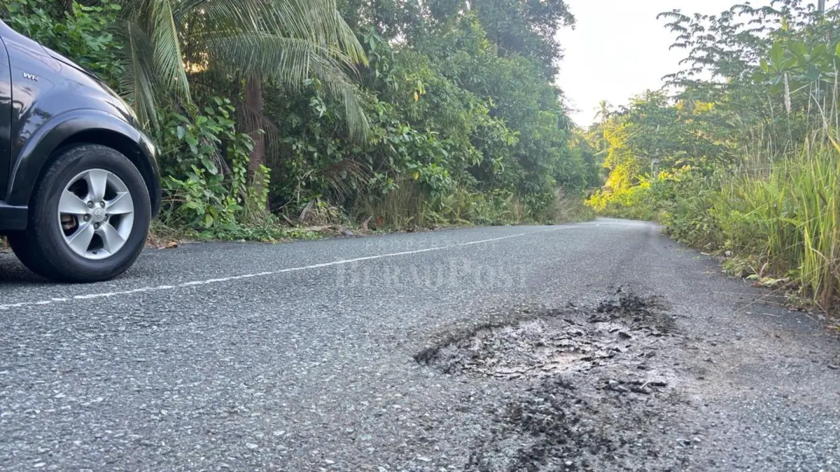 REHABILITASI JALAN: Pemerintah Kabupaten Berau melalui DPUPR melakukan peninjauan sejumlah ruas jalan di Pulau Maratua yang mengalami kerusakan. (SENO/BP)