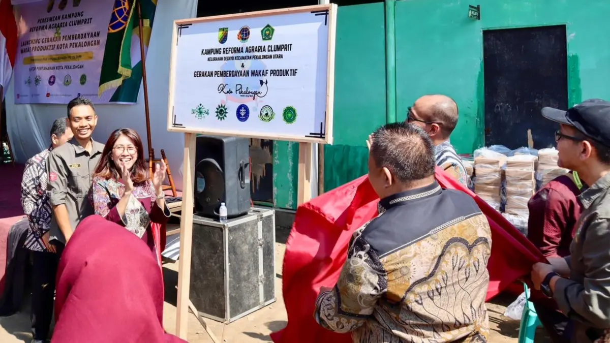 RESMIKAN KAMPUNG RA: Staf Ahli Kementerian ATR/BPN Andi Tenri Abeng saat meresmikan Kampung Reforma Agraria Clumprit di Pekalongan yang memanfaatkan 173 bidang tanah wakaf produktif demi kesejahteraan warga.