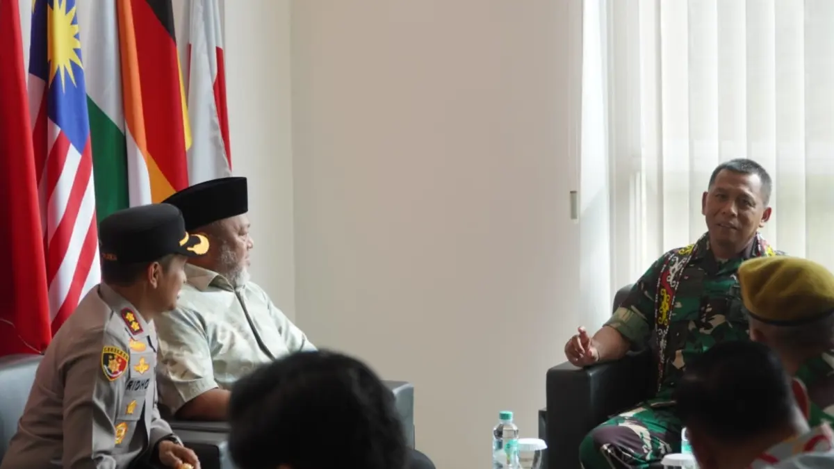 SAMBUT KEDATANGAN: Kunjungan Danpuspenerbad Mayjen TNI Moch. Masrukin, M.Han., di Berau dalam rangka memperkuat sinergi menjaga keamanan dan kondusivitas daerah. (PROKOPIM UNTUK BERAU POST)