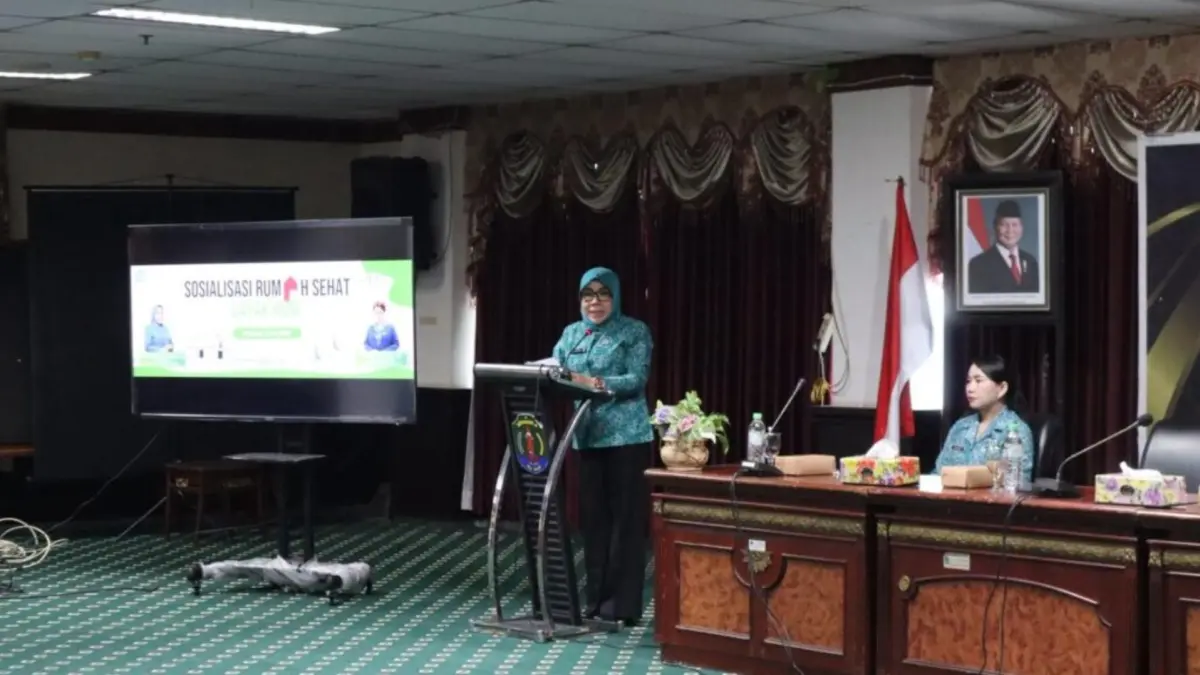 SAMBUTAN: Ketua TP PKK Kaltara, Rahmawati Zainal, berikan sambutan saat Sosialisasi Rumah Sehat Layak Huni. (DKISP KALTARA)