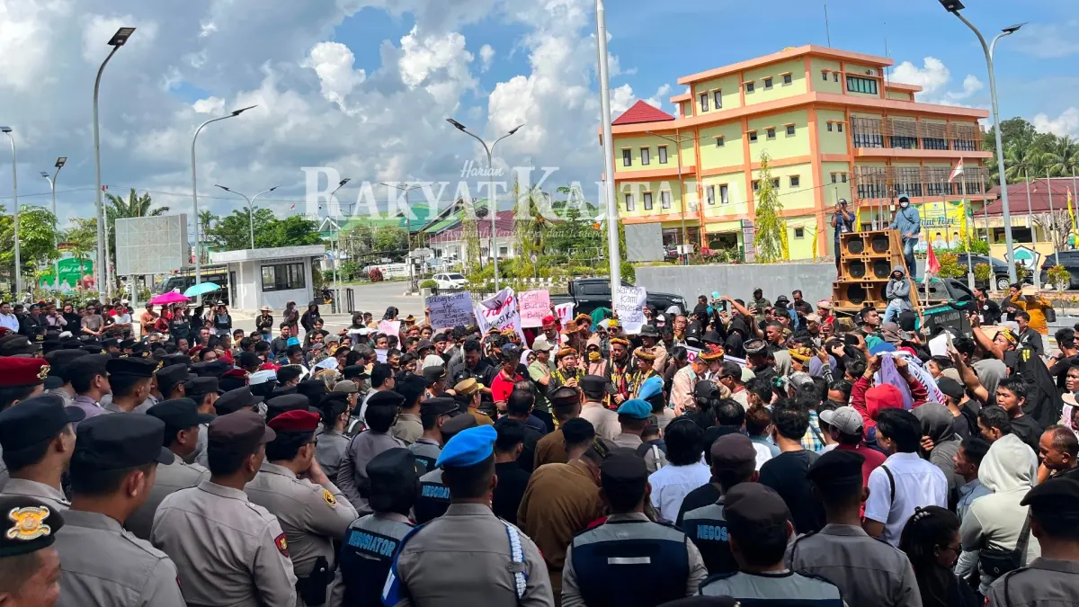 UNJUK RASA: Ratusan warga dari Aliansi Masyarakat Sekatak saat menggelar aksi demonstrasi di depan Kantor Gubernur Kaltara guna menuntut legalitas tambang tradisional dan pembebasan warga yang ditahan