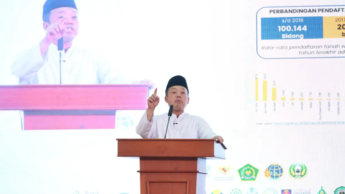 AMANAKAN ASET UMAT: Menteri ATR/BPN Nusron Wahid menyerahkan sertipikat tanah wakaf di Jakarta, sekaligus mengapresiasi kenaikan 206 persen pendaftaran aset wakaf guna memberikan kepastian hukum dan mencegah sengketa.
