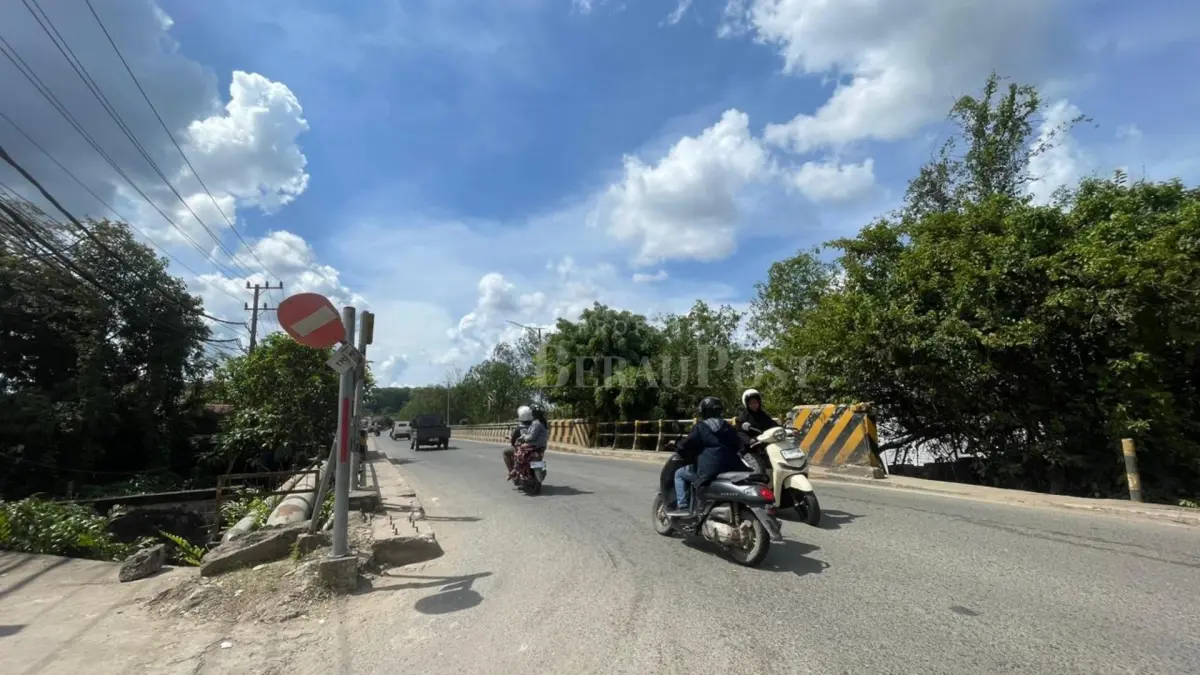 ILUSTRASI: Pengawasan antrean kendaraan di sekitar SPBU Bujangga, Kelurahan Bujangga, dilakukan untuk mengurai kemacetan di ruas jalan nasional. (IZZA/BP)