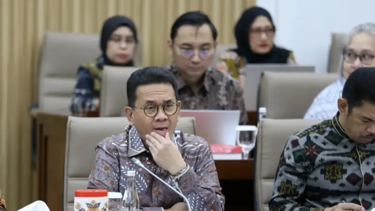 Menteri Perdagangan, Budi Santoso saat memberikan pemaparan dalam rapat kerja dengan Komisi VI DPR di Kompleks Parlemen, Senayan, Jakarta, Selasa (19/5/2026). (Dery Ridwansah/ JawaPos.com)

