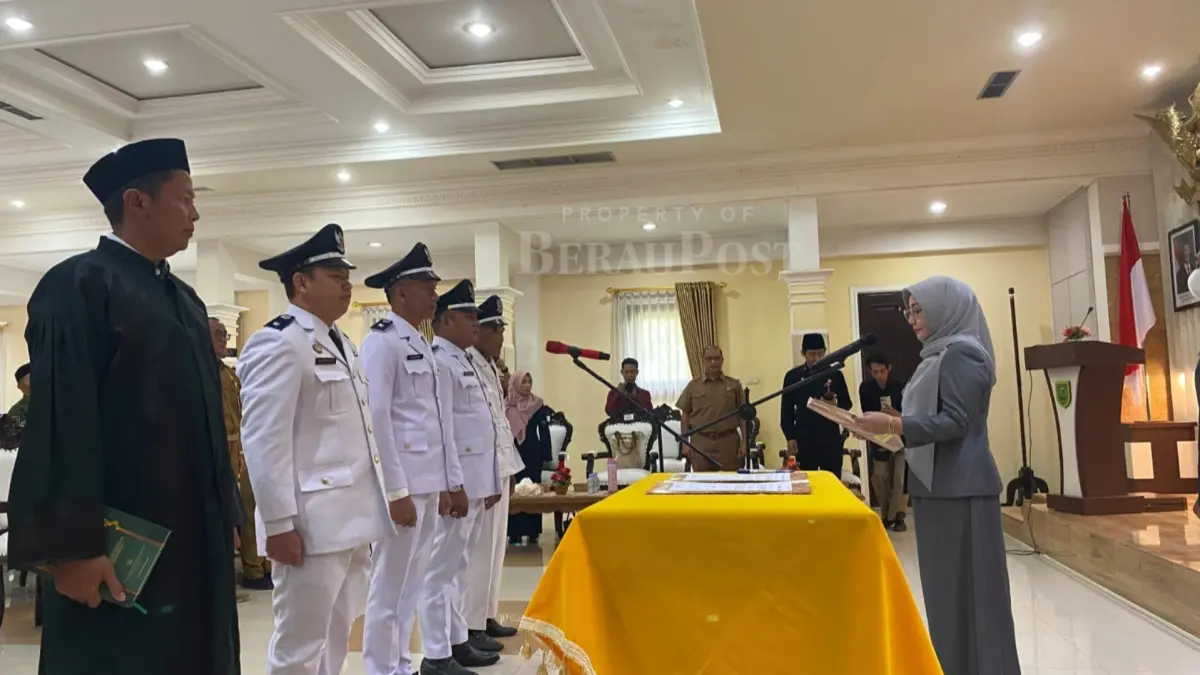 PELANTIKAN: Empat kepala kampung hasil PAW telah dilantik dan diambil sumpah janji oleh Bupati Berau, Sri Juniarsih, Selasa (9/6). (IZZA/BP)