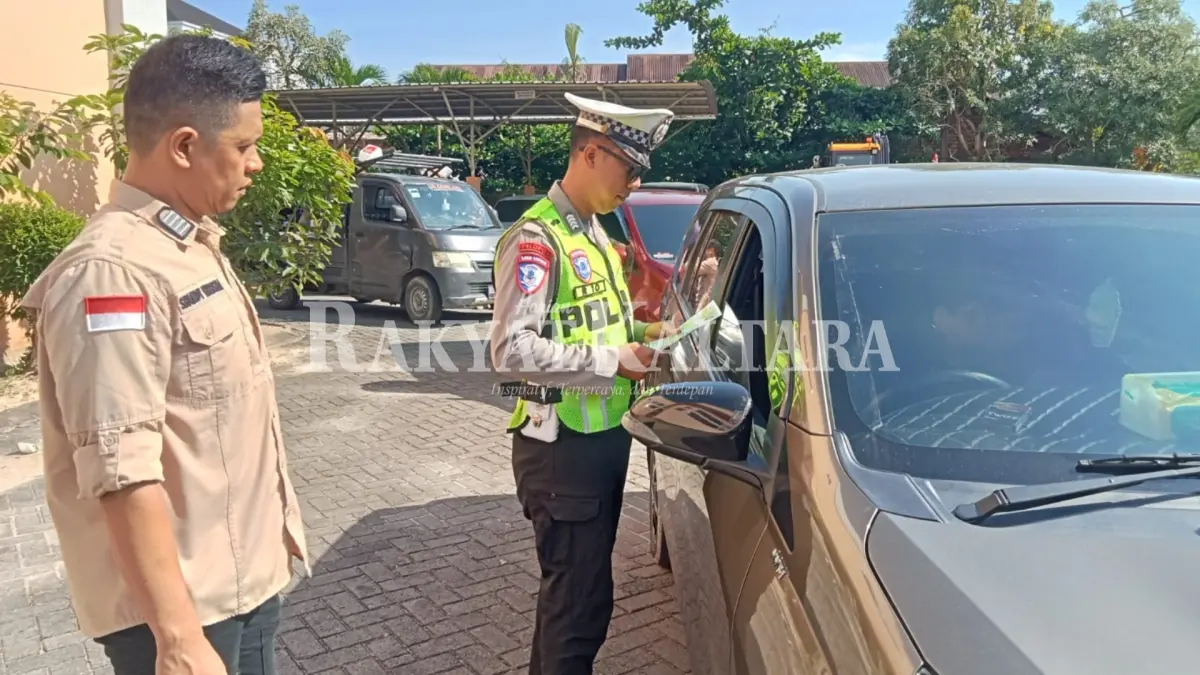 PEMERIKSAAN PAJAK: Petugas Samsat Tarakan memeriksa pajak kendaraan bermotor, Selasa (9/6). (SEPTIAN ASMADI/HRK)