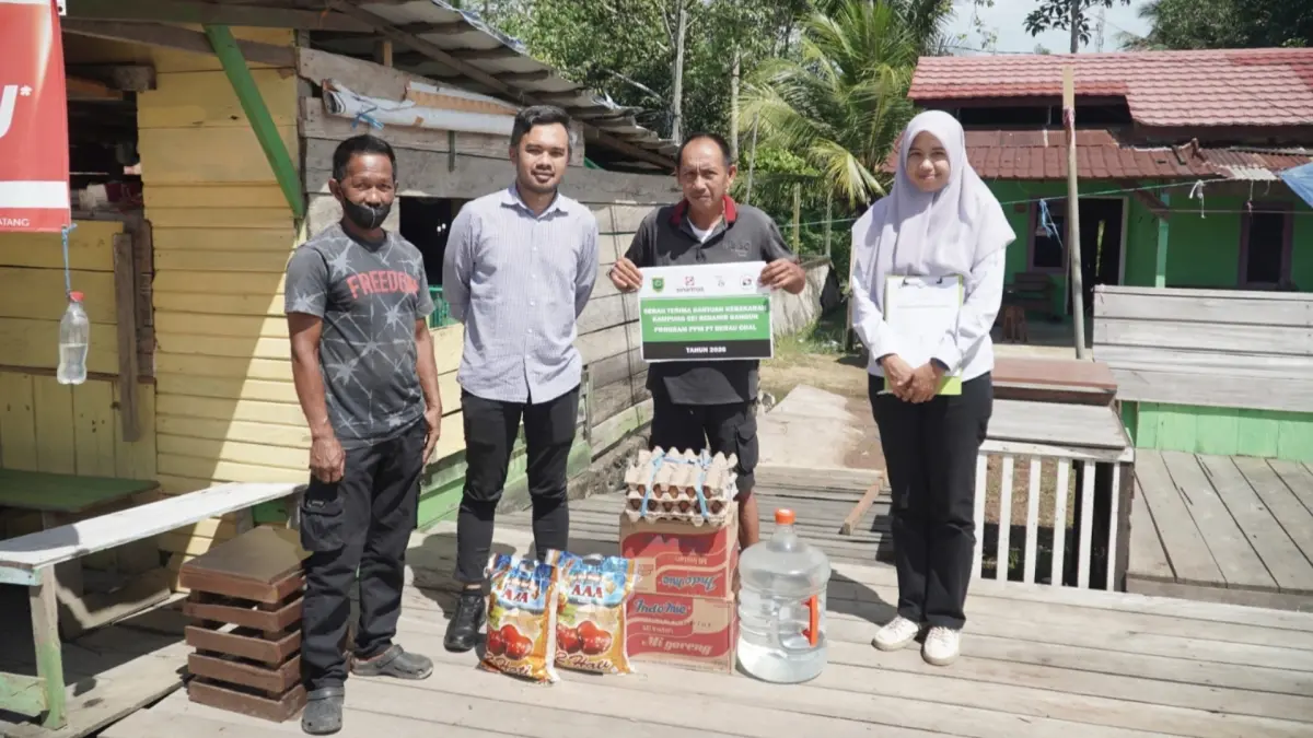 PERDULI SESAMA: Manajemen PT Berau Coal saat menyerahkan bantuan bagi korban kebakaran yang berada di Kampung Sei Bebanir Bangun. (PT BERAU COAL UNTUK BERAU POST)