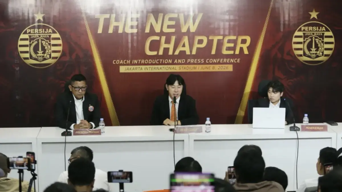 Presiden Persija Jakarta Mohamad Prapanca (kiri) bersama pelatih asal Korea Selatan, Shin Tae-Yong (kanan) saat perkenalan pelatih baru Persija Jakarta di Jakarta International Stadium (JIS), Jakarta, Senin (8/6/2026).&nbsp; (Dery Ridwansah/ JawaPos.com)