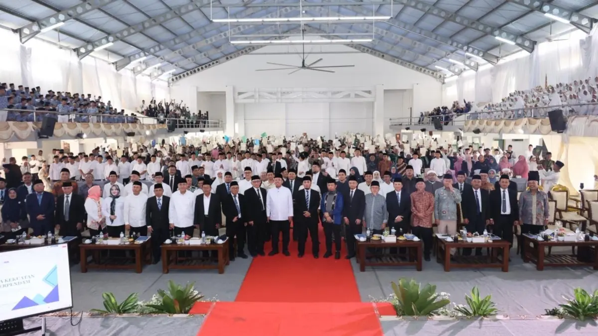 SERAHKAN SERTIPIKAT WAKAF: Menteri ATR/BPN Nusron Wahid menyerahkan 1.032 sertipikat tanah wakaf dan aset keagamaan dalam ICOP 2026 di Jakarta, menargetkan seluruh tanah wakaf tersertifikasi 100% pada 2028.
