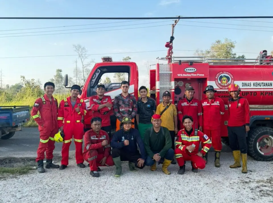 SINERGI PADAMKAN API: Tim Emergency Response Group (ERG) PT Berau Coal bersama tim gabungan BPBD, Damkar, dan unsur terkait bahu-membahu memadamkan kebakaran lahan di Kampung Tumbit Melayu, Berau.