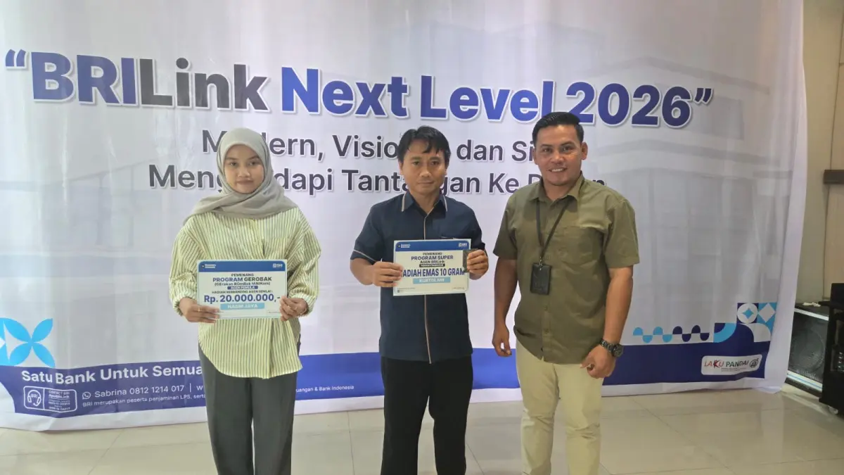 APRESIASI AGEN: BRI Branch Office Tanjung Redeb menyerahkan hadiah emas 10 gram kepada Super AgenBRILink di Sky Resto sebagai bentuk apresiasi atas dedikasi dalam memperluas akses layanan keuangan bagi masyarakat.