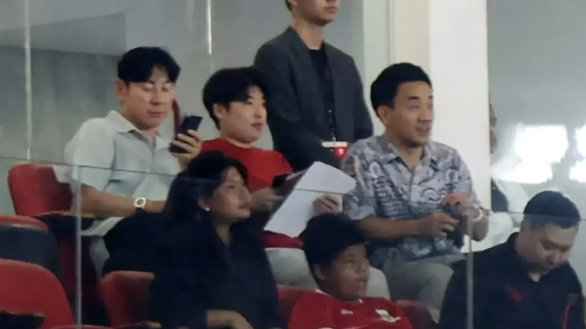 Momen Shin Tae-yong menyaksikan langsung laga Timnas Indonesia vs Mozambik di SUGBK, Selasa (9/6/2026). (Dery Ridwansah JawaPos.com)

 
