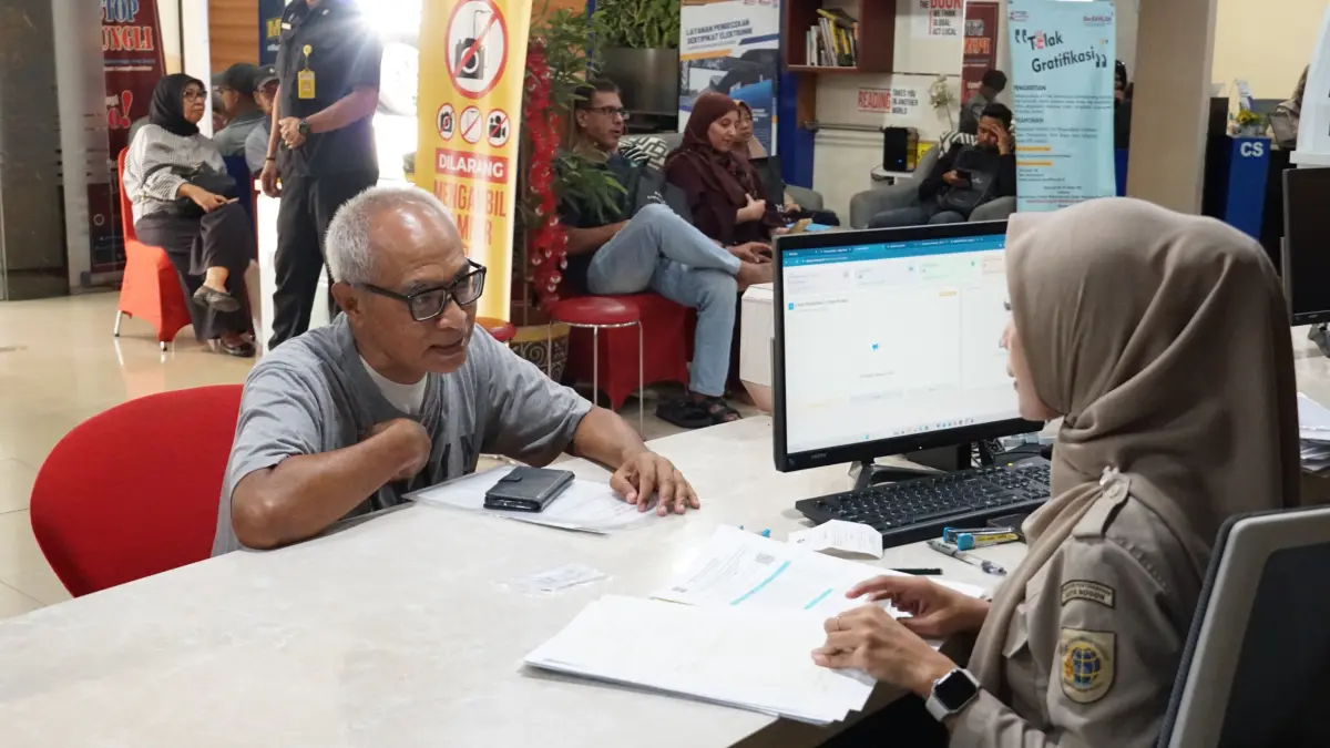 PENGURUSAN MANDIRI: Sutrisno (61), seorang pensiunan BUMN, saat mengurus sendiri peningkatan hak atas tanahnya dari HGB menjadi Hak Milik di Kantor Pertanahan Kota Bogor.