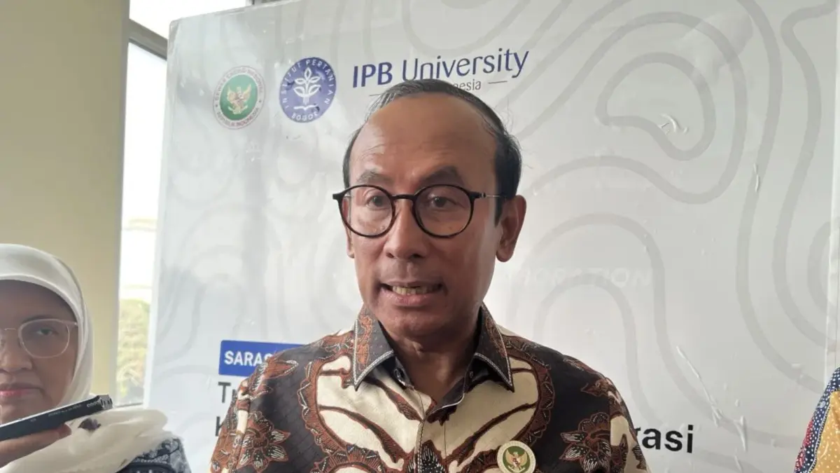 Anggota Dewan Energi Nasional Republik Indonesia (DEN-RI) Satya Widya Yudha memberi keterangan ketika ditemui di Universitas IPB, Bogor, Jawa Barat, Rabu (10/6/2026). (ANTARA)