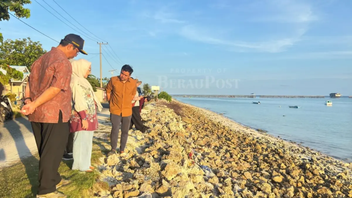 JAGA PANTAI: Pemkab Berau berkomitmen menjaga Pulau Maratua dengan membangun pengaman pantai di Kampung Payung-payung, Kecamatan Maratua. (MARNI/BP)