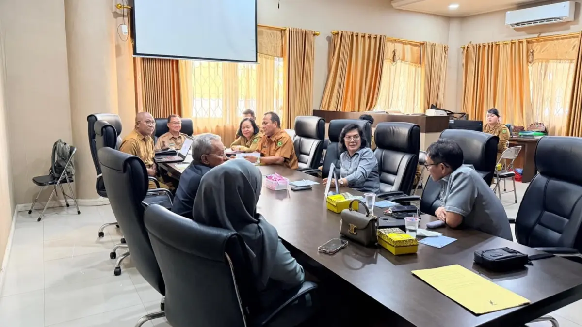 KOORDINASI PROGRAM: Kepala Diskominfo Berau Didi Rahmadi bersama jajarannya menghadiri rapat kerja bersama Komisi III, DPRD Berau di Ruang Rapat Komisi III DPRD Berau, Senin (8/6) lalu. (DISKOMINFO UNTUK BERAU POST)