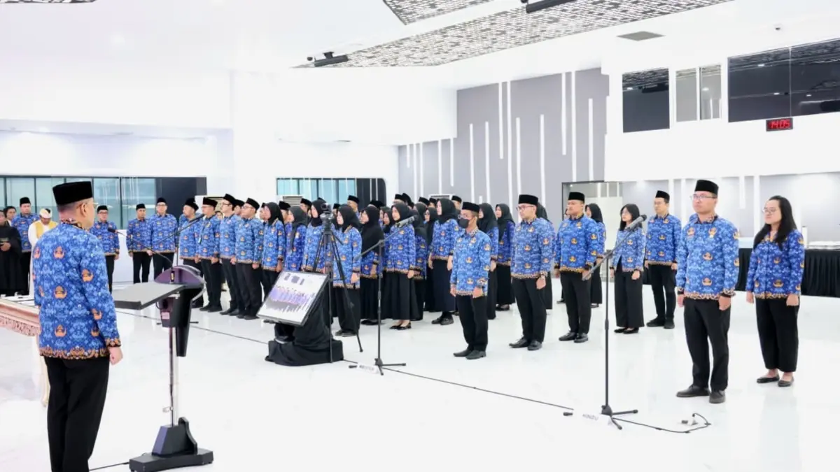 LANTIK ASN BARU: Wamen ATR/Waka BPN, Ossy Dermawan, melantik dan mengambil sumpah 1.322 PNS baru serta 212 Pejabat Fungsional di Jakarta, guna memperkuat integritas dan kualitas pelayanan publik di Kementerian ATR/BPN.