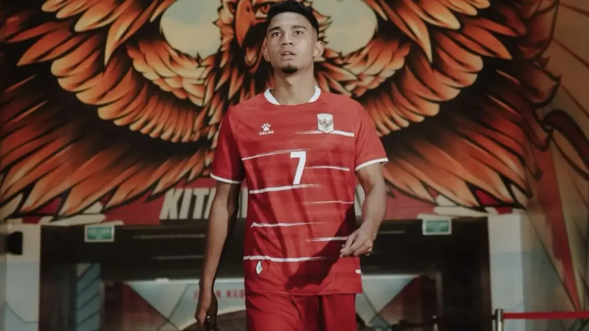 Marselino Ferdinan saat membela Timnas Indonesia. John Herdman mengungkap peluang eks wonderkid Persebaya Surabaya tampil di Piala AFF 2026 masih bergantung pada aturan FIFA dan situasi Oxford United. (Instagram: @marselinoferdinan10)