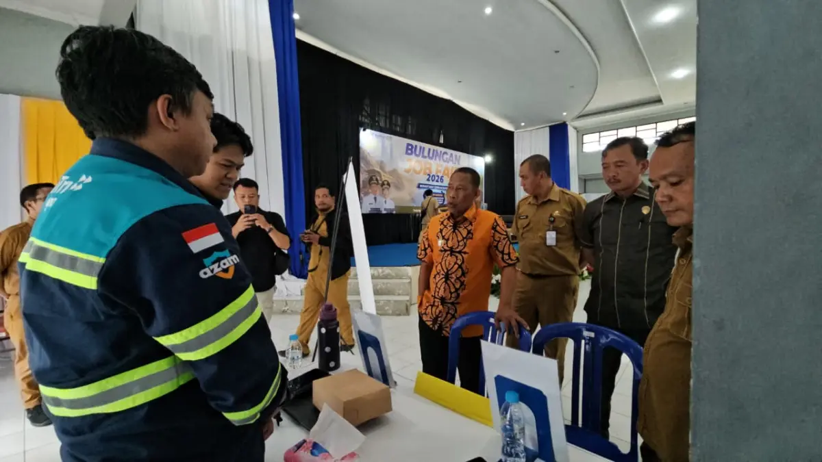 PELUANG KERJA: Bupati Bulungan Syarwani meninjau stan perusahaan yang mengikuti Bulungan Job Fair 2026. (PEMKAB BULUNGAN)
