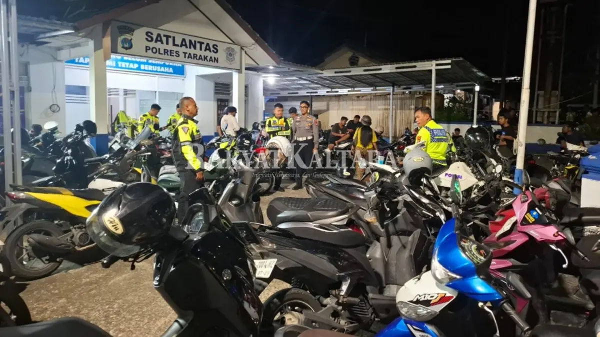 PENINDAKAN: Personel Satlantas Polres Tarakan menindak pengendara sepeda motor. (HRK)