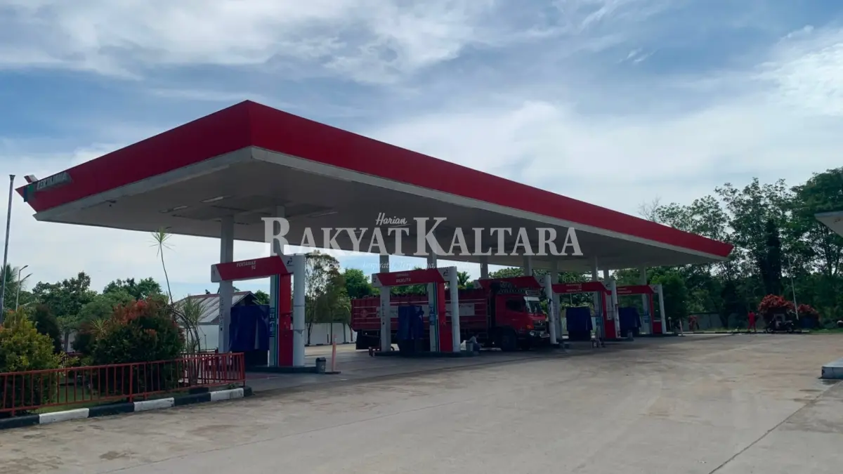 PENYESUAIAN HARGA: Pasca kenaikan harga BBM jenis Pertamax kondisi di SPBU Sengkawit Tanjung Selor terlihat sepi dari antrean. (FAISAL/HRK)