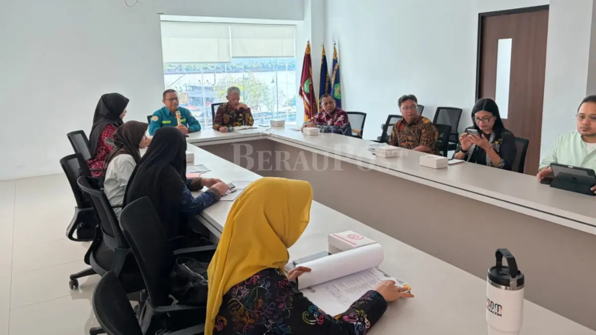 DUKUNG PENELITIAN: Suasana FGD untuk menghimpun masukan dalam penyusunan model pengembangan pariwisata berkelanjutan, di ruang rapat kantor Disbudpar Berau, Kamis (11/6). (IZZA/BP)