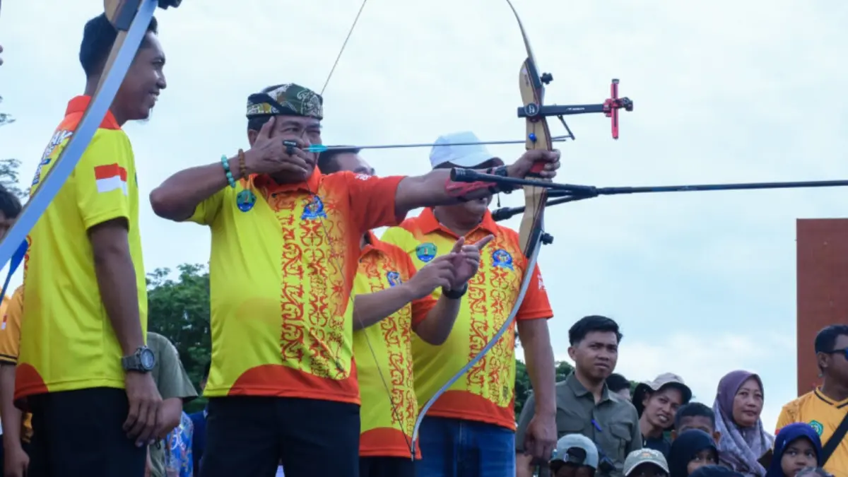 KEJUARAAN: Gubernur Kaltara Zainal A. Paliwang, memanah tanda dimulainya Invitasi Kejuaraan Panahan Bulungan Series 2026 di Lapangan Agatish Tanjung Selor. (DKISP KALTARA)